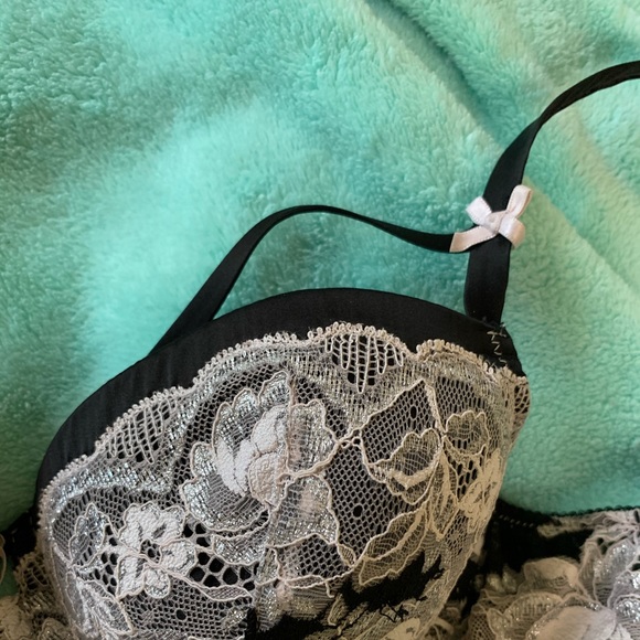 VS Dream Angels Strappy Lace Bra - Picture 3 of 4